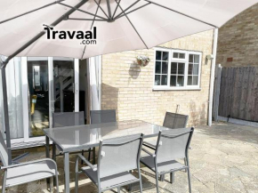 Travaal - 4 Bed House - Garden & Driveway Parking